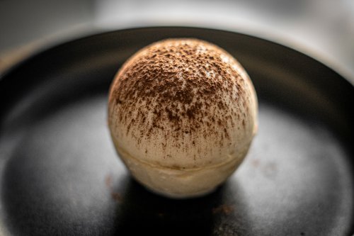 Dôme glacé de tiramisu au café et cacao bio