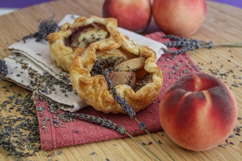 Tarte à la pêche et à la lavande bio